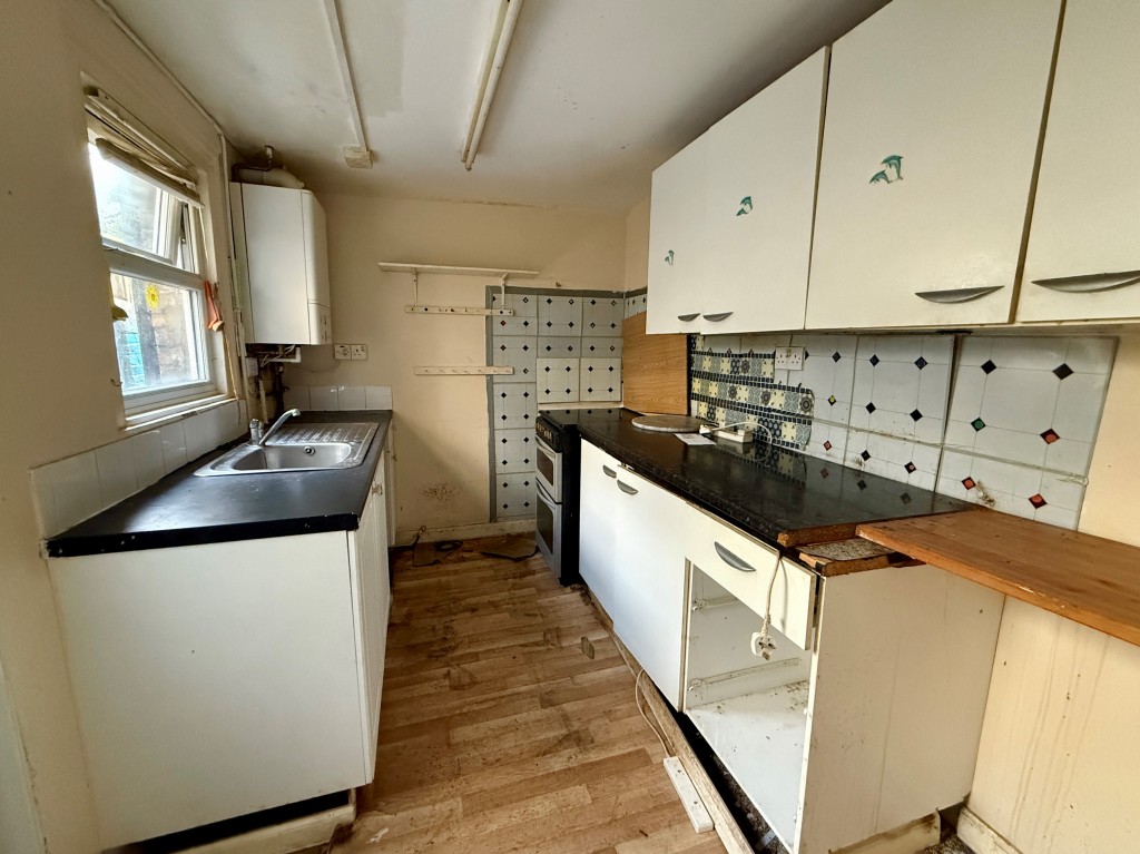 Lot: 148 - MID-TERRACE HOUSE FOR REFURBISHMENT - Kitchen